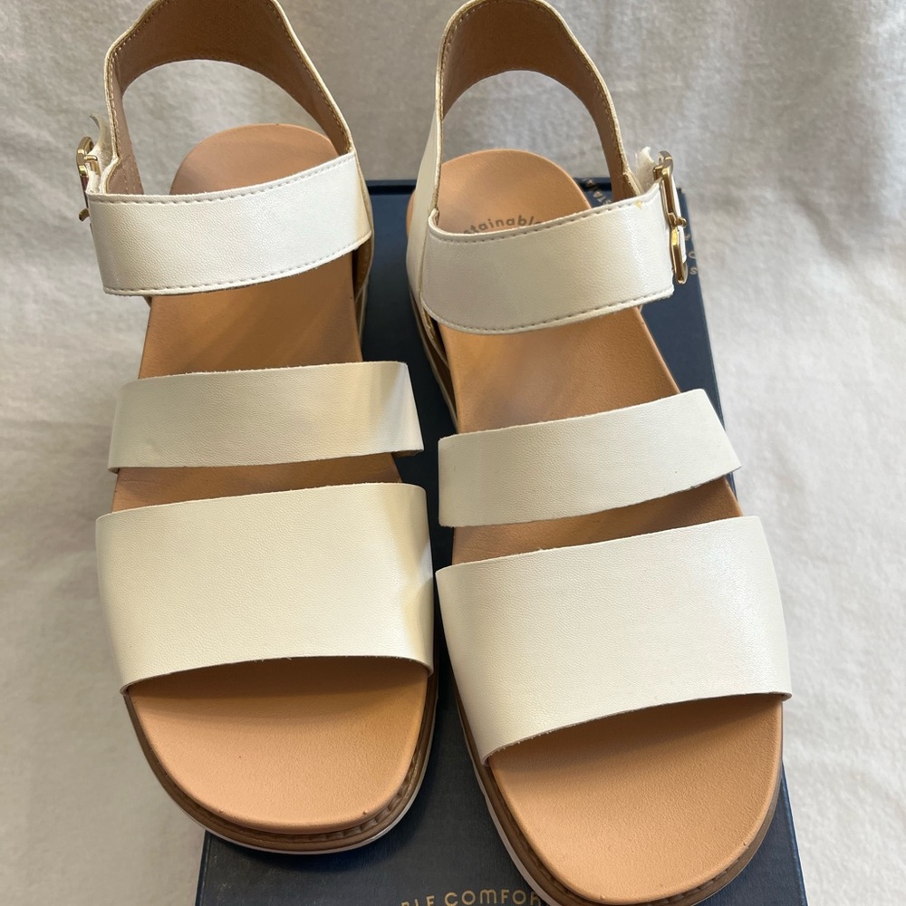 Dr Scholl’s white wedge sandle